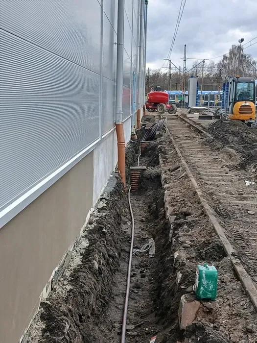 Wykop pod instalację kablową przy obiekcie infrastruktury kolejowej