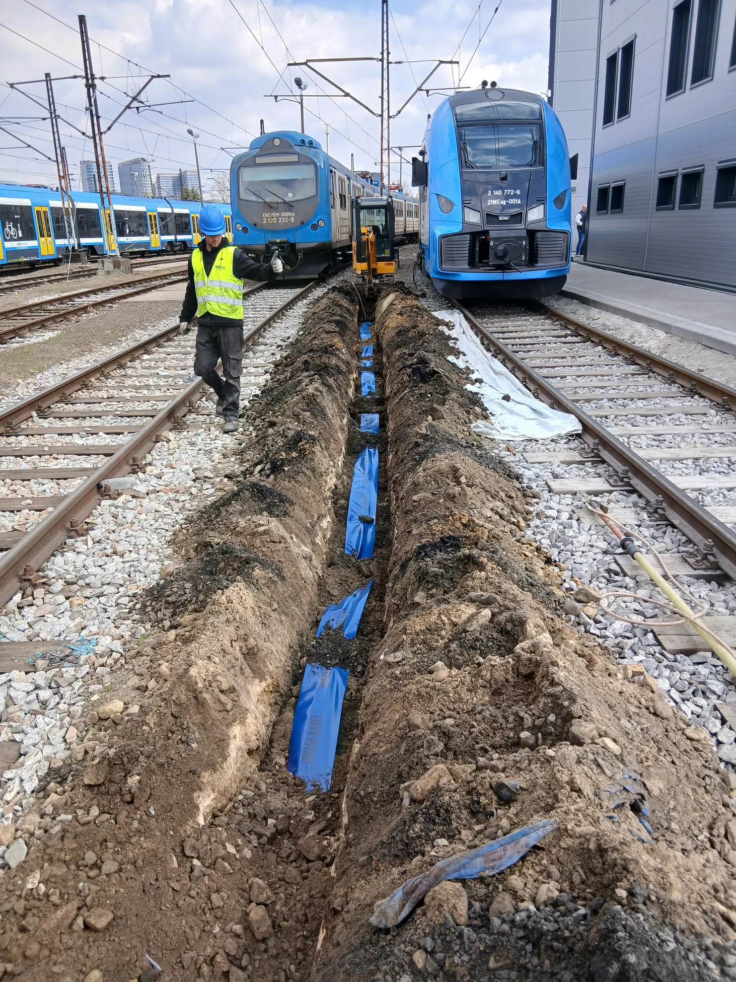 Prace nad trasą kablową przy torowisku w Katowicach