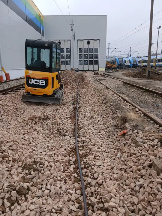 Minikoparka JCB przy wykonywaniu trasy kablowej
