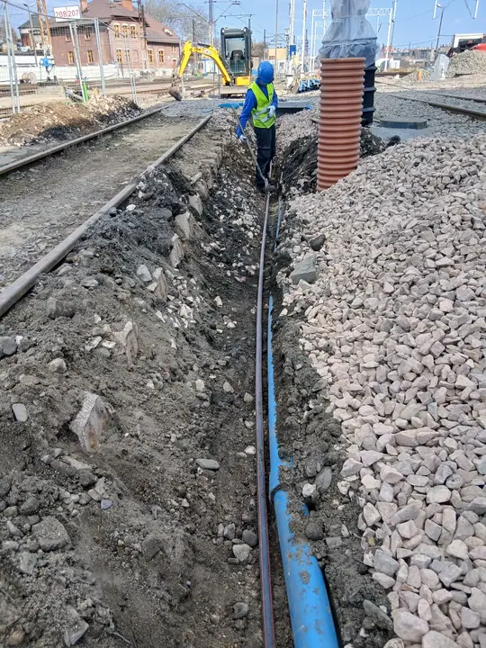 Rury osłonowe przy urządzeniach infrastruktury kolejowej