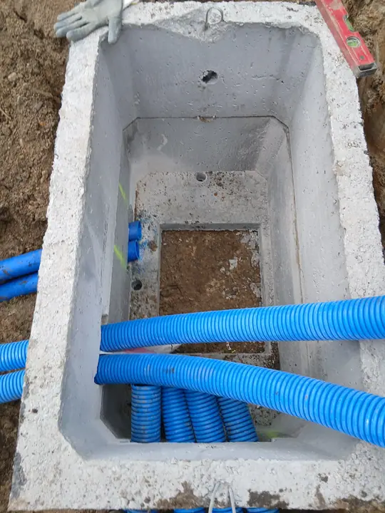 Wprowadzenie rur osłonowych do studzienki instalacyjnej