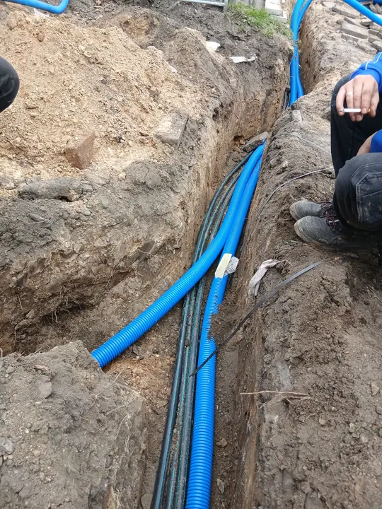 Prace przy prowadzeniu rur i przewodów w wykopie