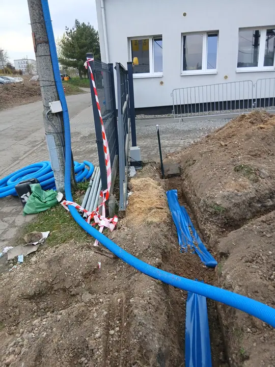Prowadzenie instalacji w rejonie bramy i ogrodzenia