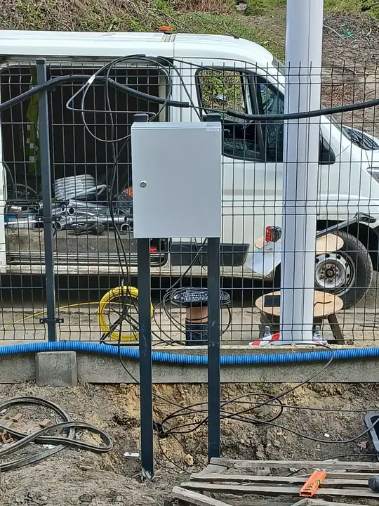 Skrzynka techniczna na słupku przy ogrodzeniu – etap prac