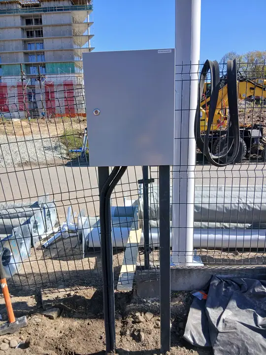 Skrzynka CCTV zamontowana na słupkach – widok frontowy