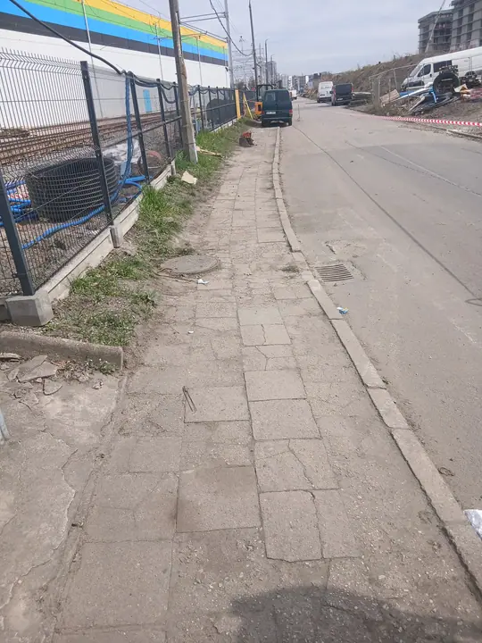 Teren przy ogrodzeniu po zakończeniu robót ziemnych