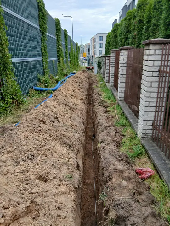 Wykop przygotowany wzdłuż ogrodzenia