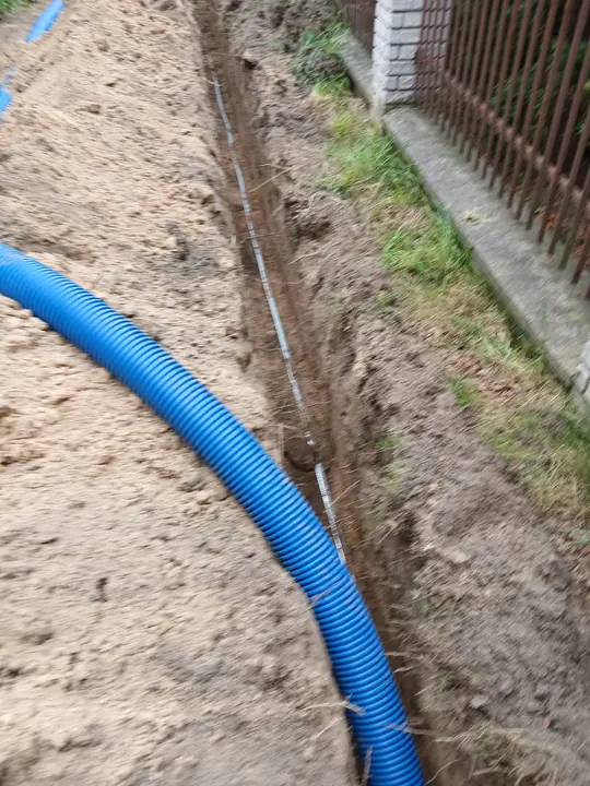 Zmiana kierunku trasy osłonowej w wykopie