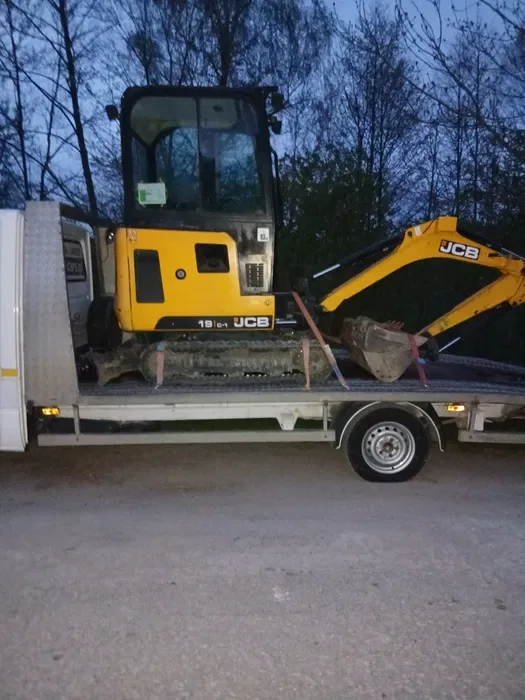 Minikoparka JCB na lawecie