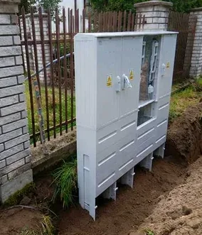 Złącze elektryczne przygotowane przy ogrodzeniu